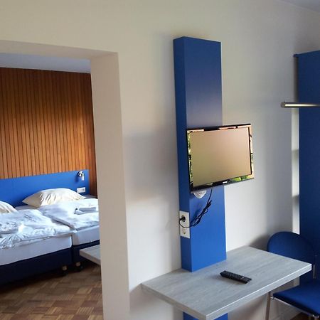 Smart Hostel By Landgasthof Velber 24H7D Seelze Bagian luar foto