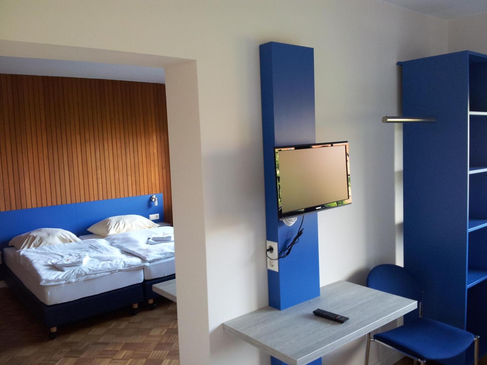 Smart Hostel By Landgasthof Velber 24H7D Seelze Bagian luar foto