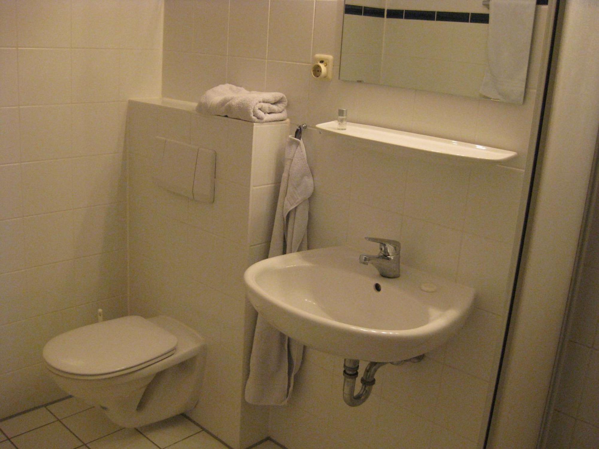 Smart Hostel By Landgasthof Velber 24H7D Seelze Bagian luar foto