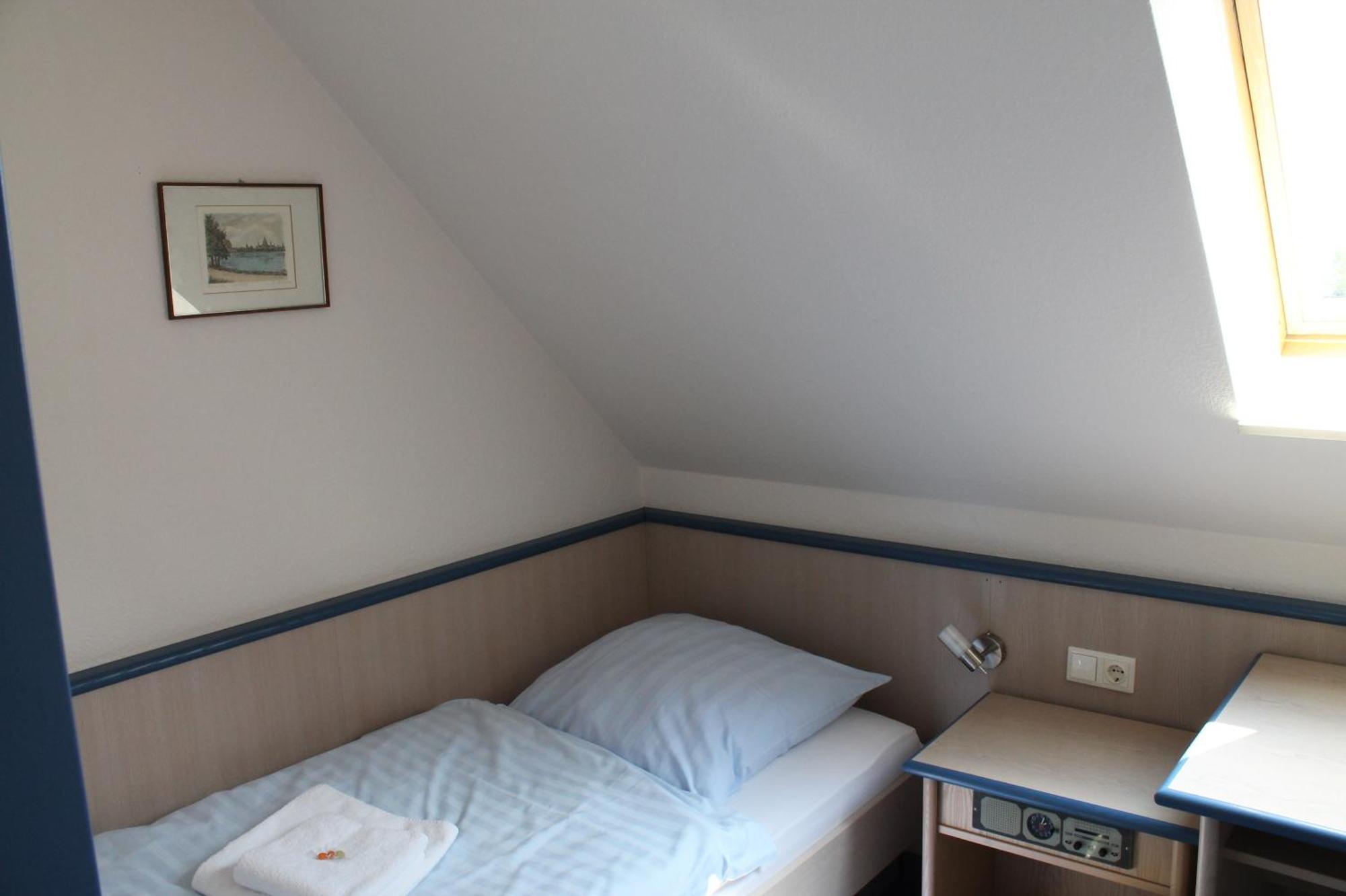 Smart Hostel By Landgasthof Velber 24H7D Seelze Bagian luar foto