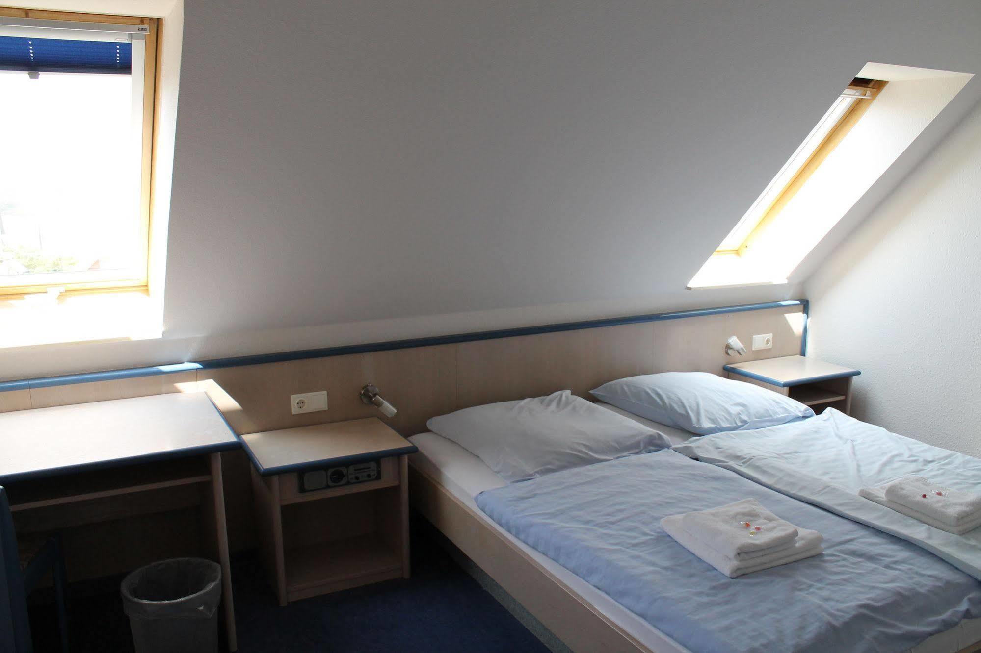 Smart Hostel By Landgasthof Velber 24H7D Seelze Bagian luar foto