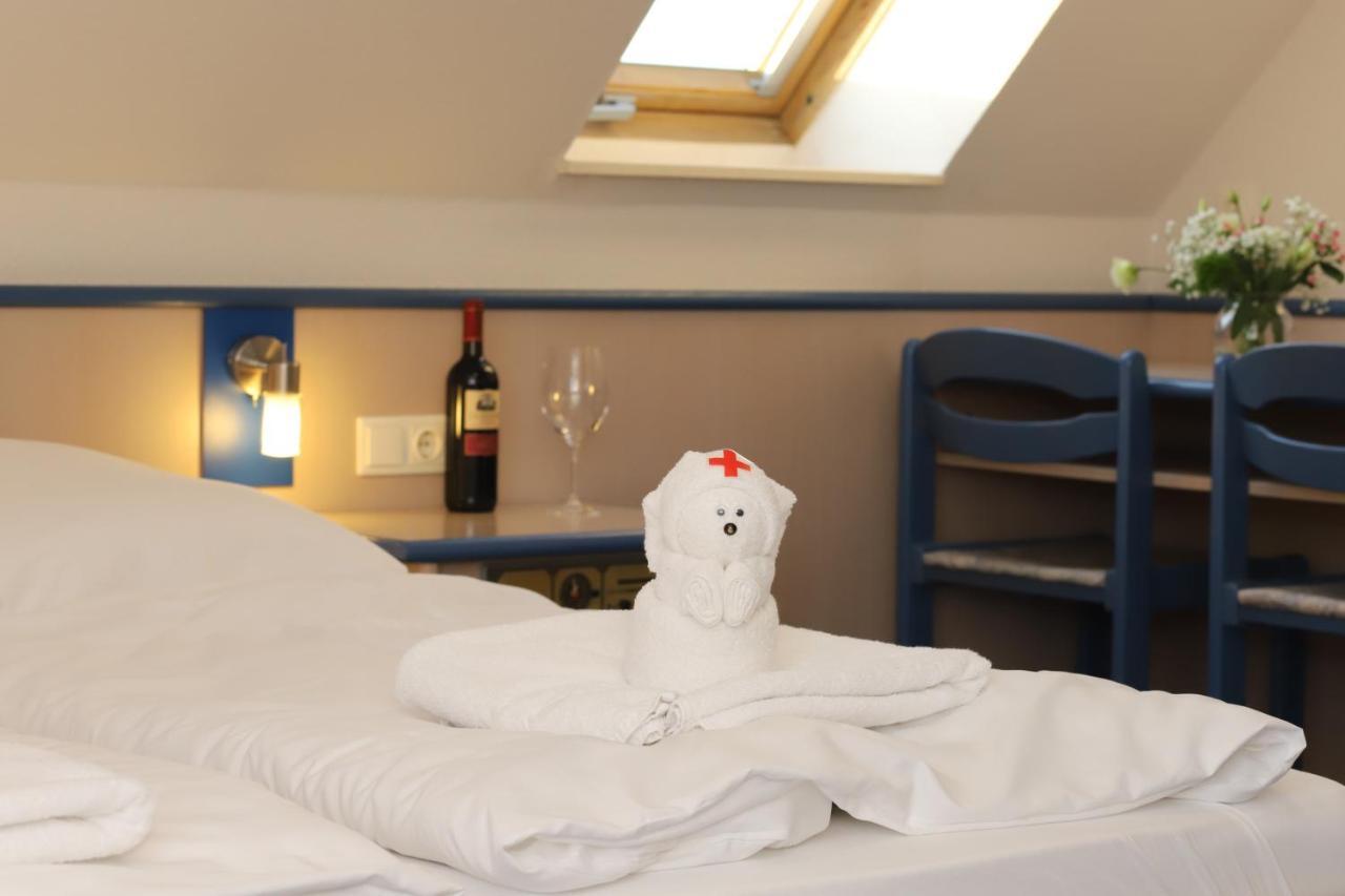 Smart Hostel By Landgasthof Velber 24H7D Seelze Bagian luar foto