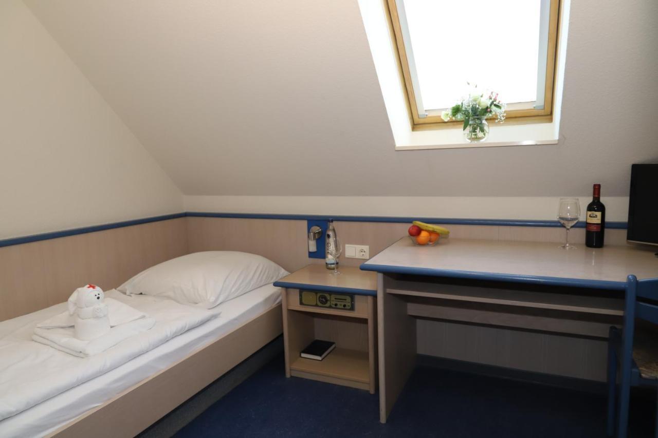Smart Hostel By Landgasthof Velber 24H7D Seelze Bagian luar foto