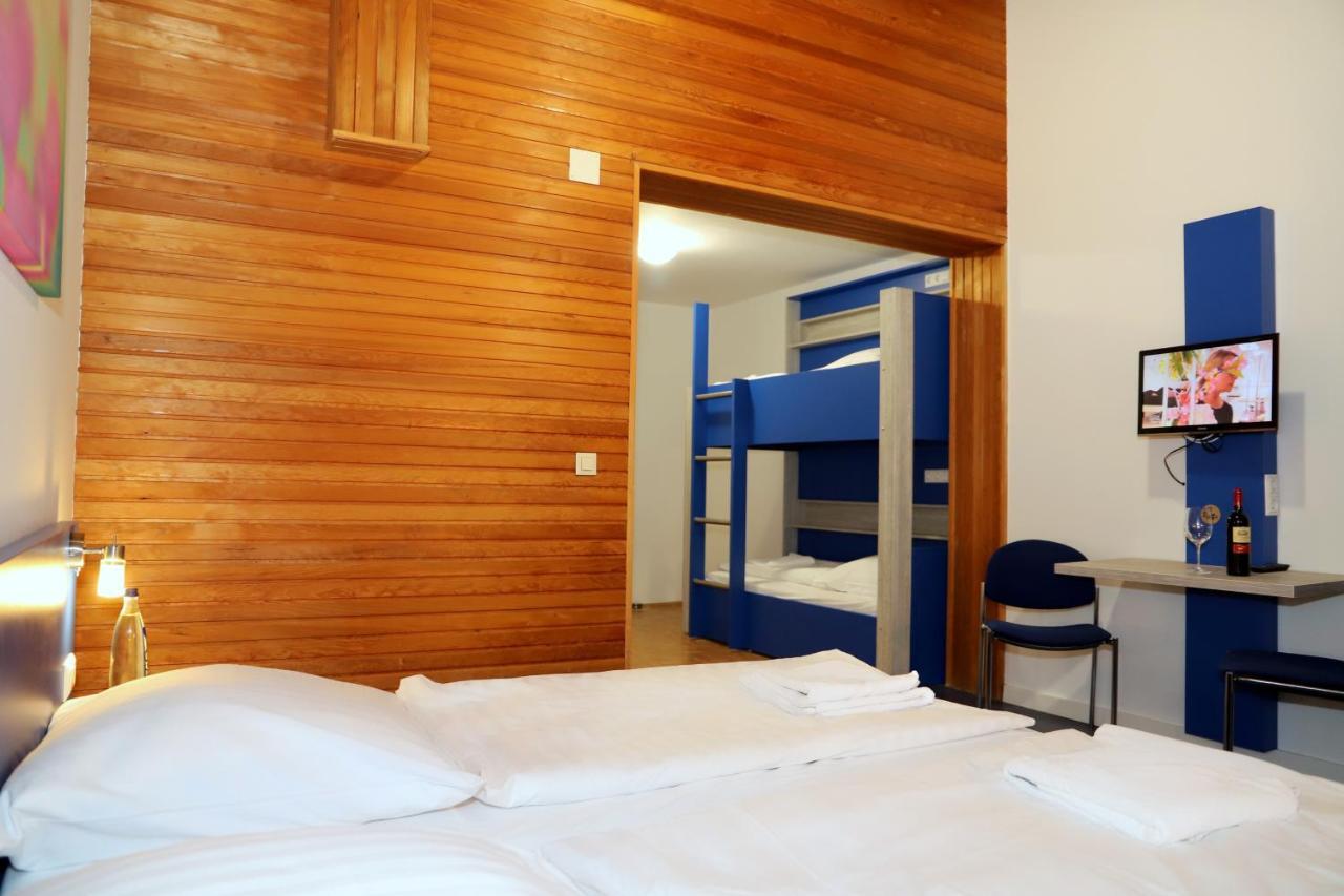 Smart Hostel By Landgasthof Velber 24H7D Seelze Bagian luar foto