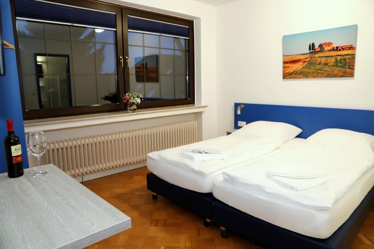 Smart Hostel By Landgasthof Velber 24H7D Seelze Bagian luar foto