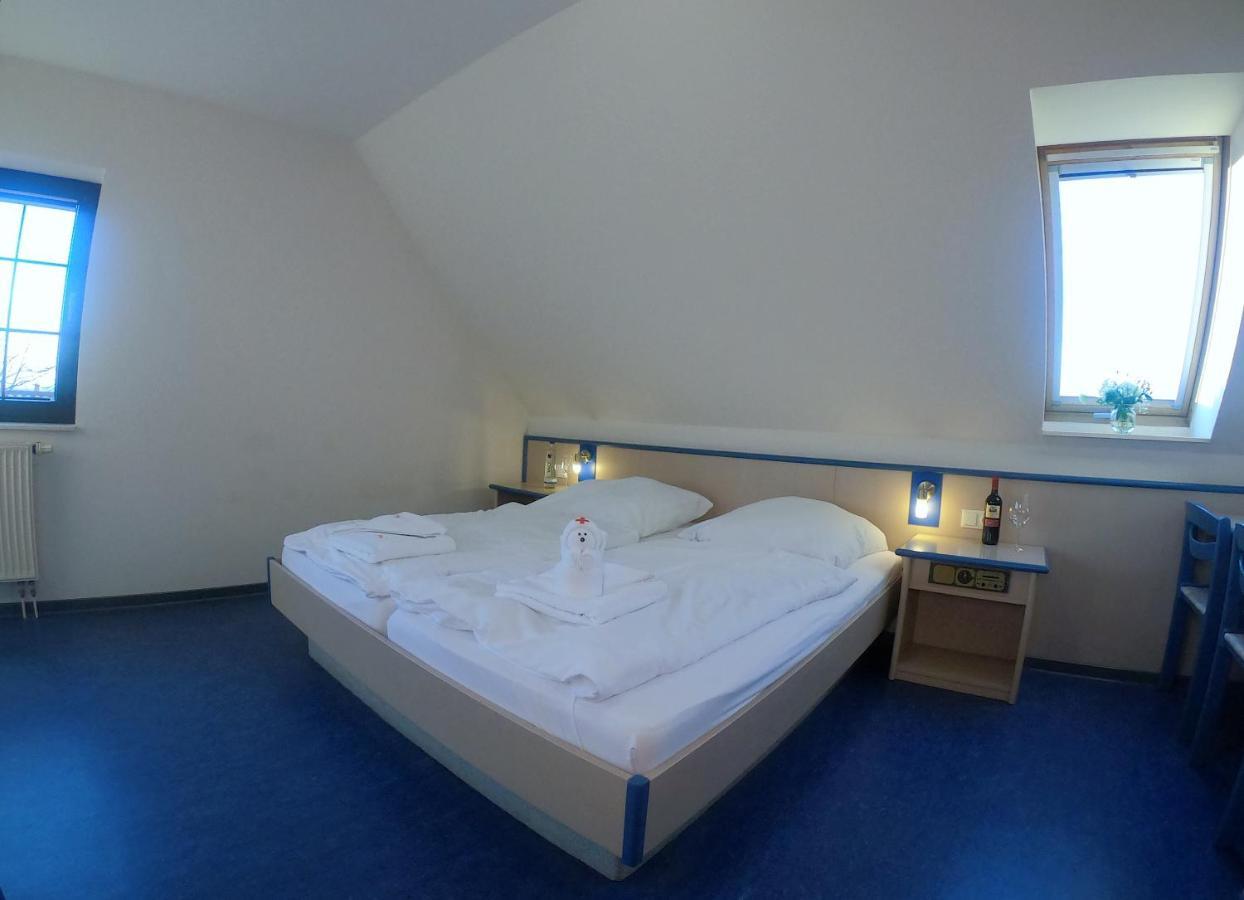 Smart Hostel By Landgasthof Velber 24H7D Seelze Bagian luar foto