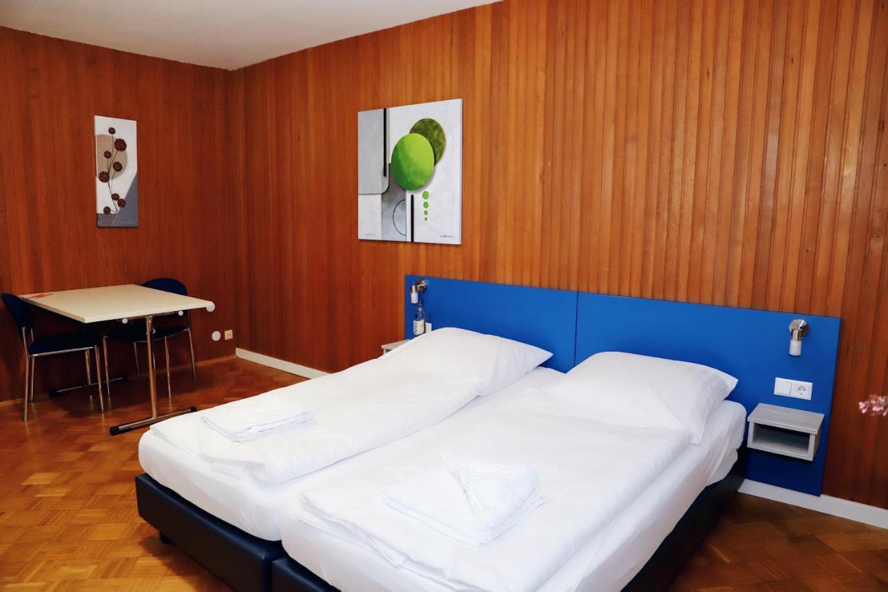 Smart Hostel By Landgasthof Velber 24H7D Seelze Bagian luar foto