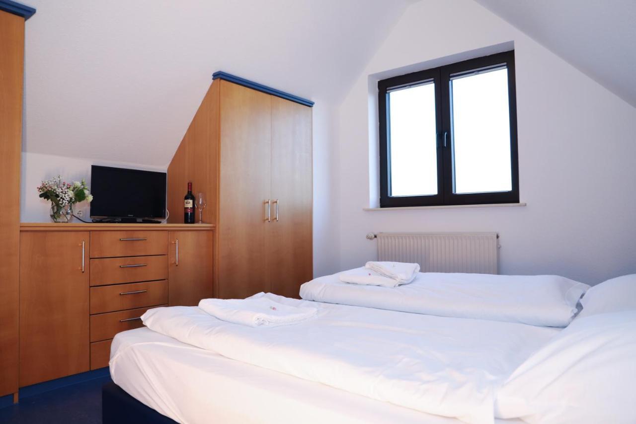Smart Hostel By Landgasthof Velber 24H7D Seelze Bagian luar foto