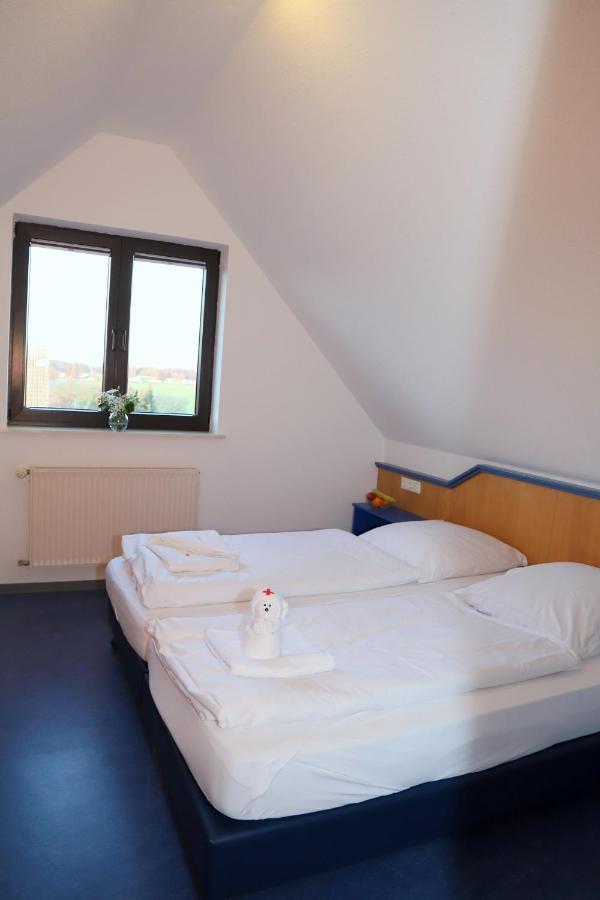 Smart Hostel By Landgasthof Velber 24H7D Seelze Bagian luar foto